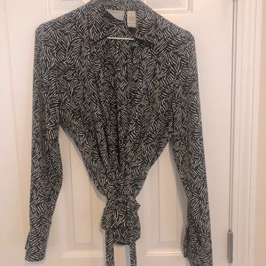 Black & White Wrap Top!